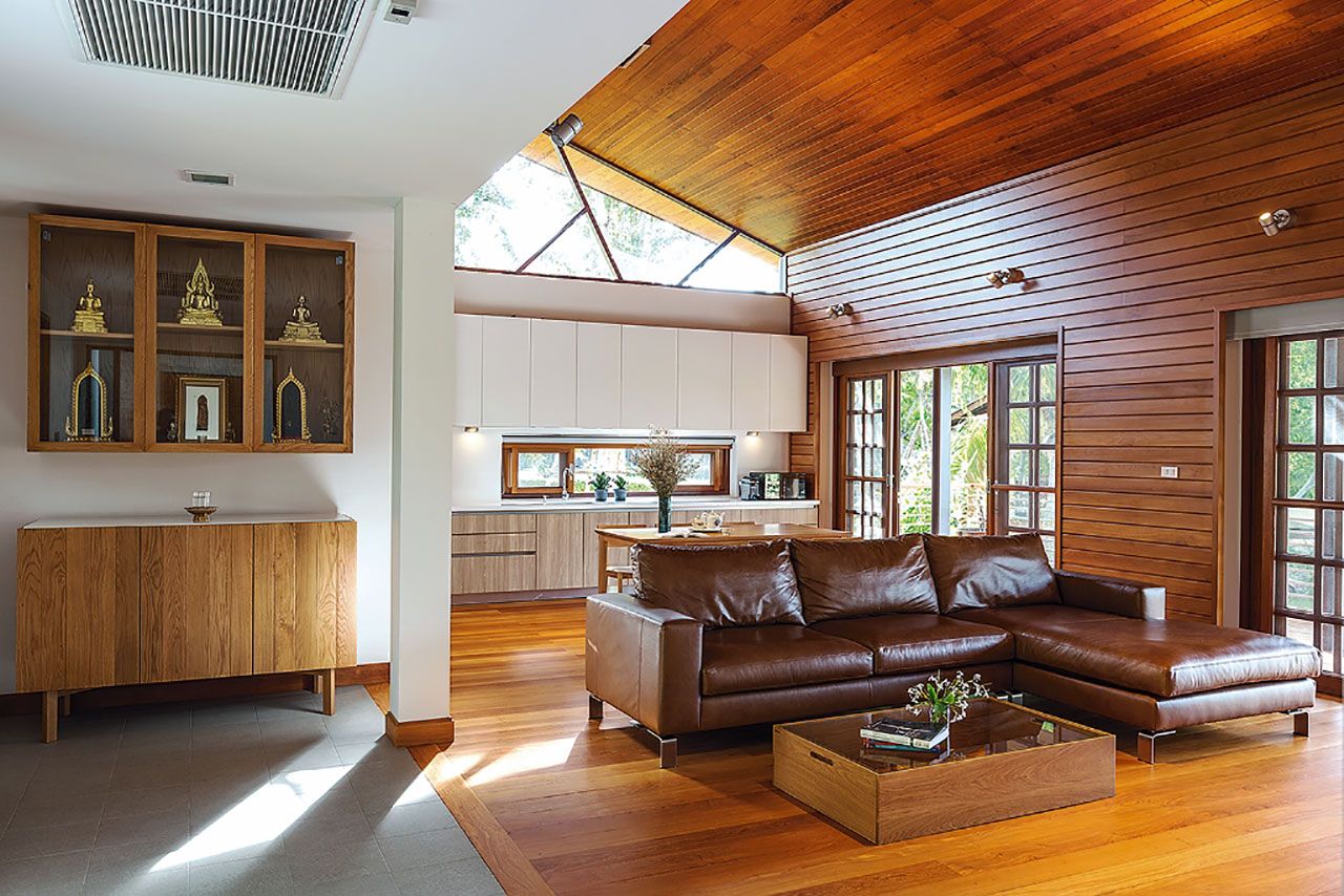 เปลี่ยนจั่วหน้าบ้านที่ดูทึบด้วยการกรุกระจกใสเดินกรอบไม้หรือเหล็ก ช่วยให้แสงธรรมชาติผ่านเข้ามาได้มากขึ้น อาจมีไม้แขวนห้อยประดับอยู่ด้านบนเพื่อให้เกิดแสงเงาและสร้างความรู้สึกร่มรื่น