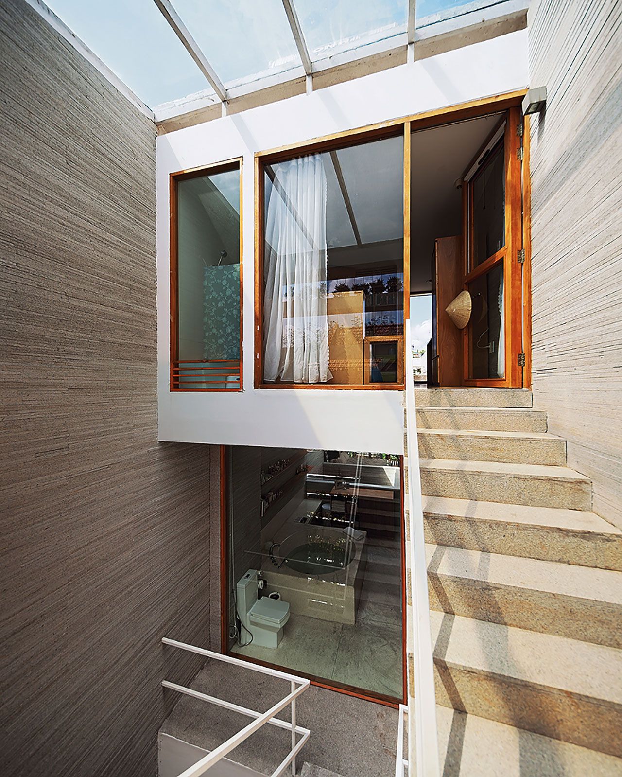 ในกรณีที่แสงธรรมชาติจากหน้าต่างหรือประตูส่องเข้าไปไม่ถึงเนื่องจากบ้านมีความลึก เช่น ตึกแถวหรือทาวน์เฮ้าส์ แก้ไขได้ด้วยการเปลี่ยนหลังคาธรรมดามาเป็นกระจก หรือสกายไลต์ให้แสงส่องผ่านลงมาได้ โดยมีวัสดุให้เลือกใช้หลากหลาย ทั้งแผ่นพอลิคาร์บอเนต กระจกเทมเปอร์ ข้อสำคัญคือ ควรออกแบบให้มีความลาดเอียงเล็กน้อยเพื่อป้องกันน้ำขัง และควรคำนึงถึงการดูแลทำความสะอาดด้วย