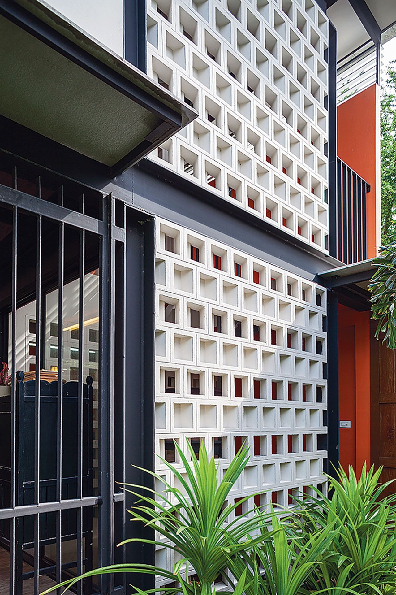 ใช้บล็อกช่องลมกระจายลมโดยวางสลับกัน ช่วยให้แสงและลมผ่านเข้ามาในบ้านได้อย่างทั่วถึง ซึ่งเทคนิคง่ายๆ ในการสร้างลมเย็นก็คือ การปลูกต้นไม้ในทิศทางที่ลมพัดเข้าบ้าน โดยเน้นปลูกไม้ทรงพุ่มหรือที่มีโคนต้นโปร่ง เพื่อให้ลมผ่านเข้ามาได้ ส่วนไม้พุ่มทึบแน่นปลูกไว้ก็ช่วยบังแดดได้ดี