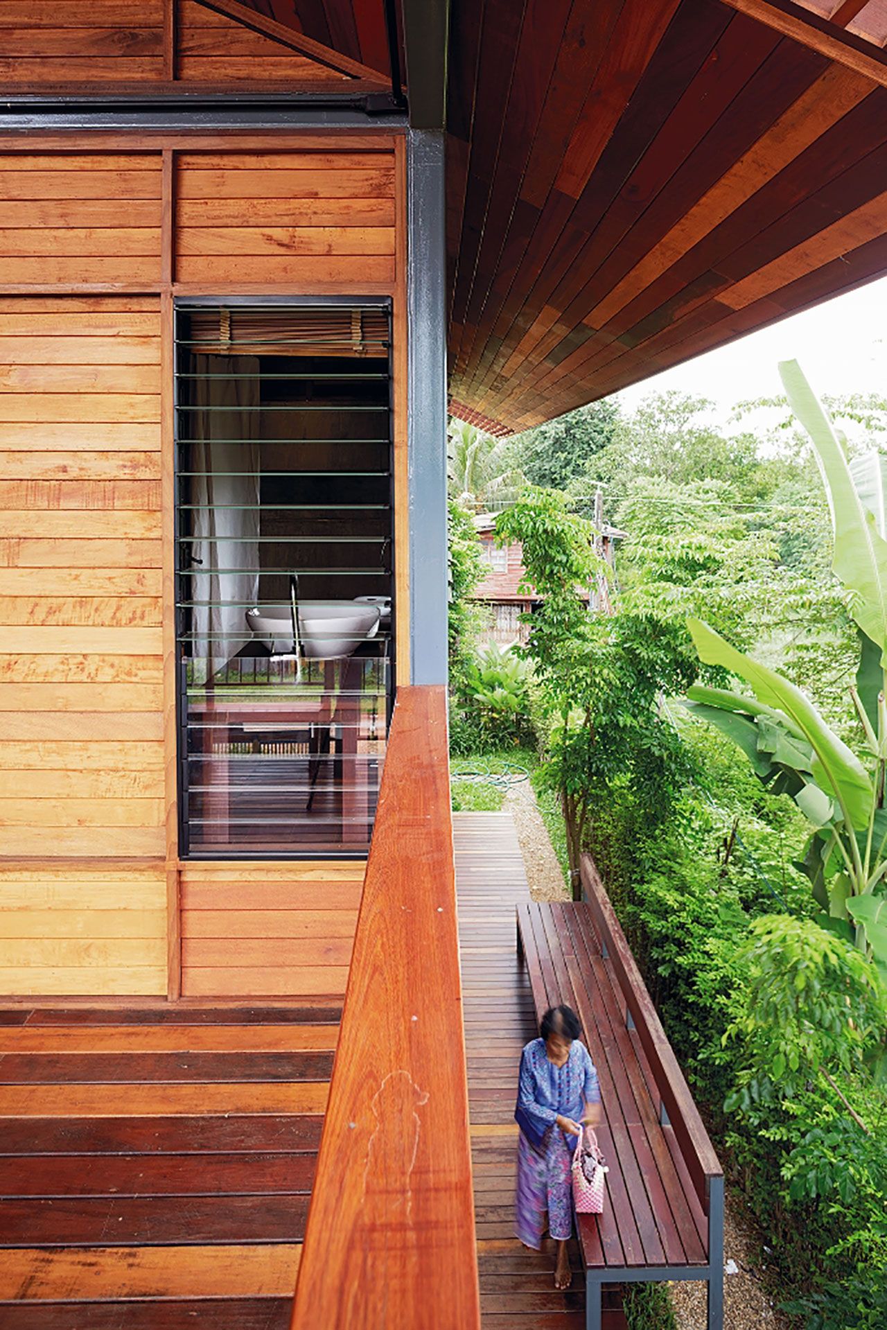 ติดบานเกล็ดที่สามารถปรับให้ลมเข้า - ออกในห้องได้ตามความพอใจ ช่วยลดความชื้นในห้องน้ำและทำให้อากาศถ่ายเทได้ดี ทั้งยังลดปัญหาเรื่องกลิ่นและความอับชื้นได้ด้วย สำหรับต้นไม้ที่อยู่ในห้องน้ำที่แสงส่องไม่ค่อยถึง ควรนำต้นไม้ออกมาปรับสภาพนอกบ้านบ้างอย่างน้อยสัปดาห์ละครั้ง