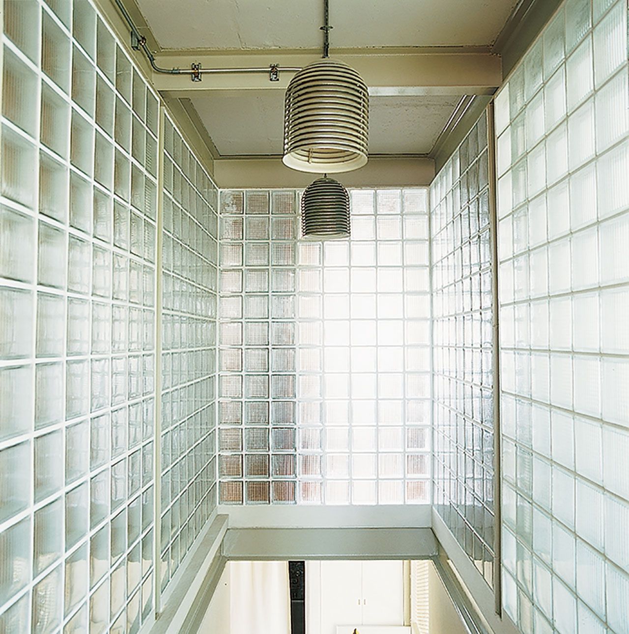 ใช้บล็อกแก้วทำให้แสงเข้ามาในบ้าน โดยเฉพาะมุมห้องน้ำ โดยสามารถเลือกความโปร่งแสงได้ตามต้องการ หรือนำไปใช้ตกแต่งได้ตามใจชอบ