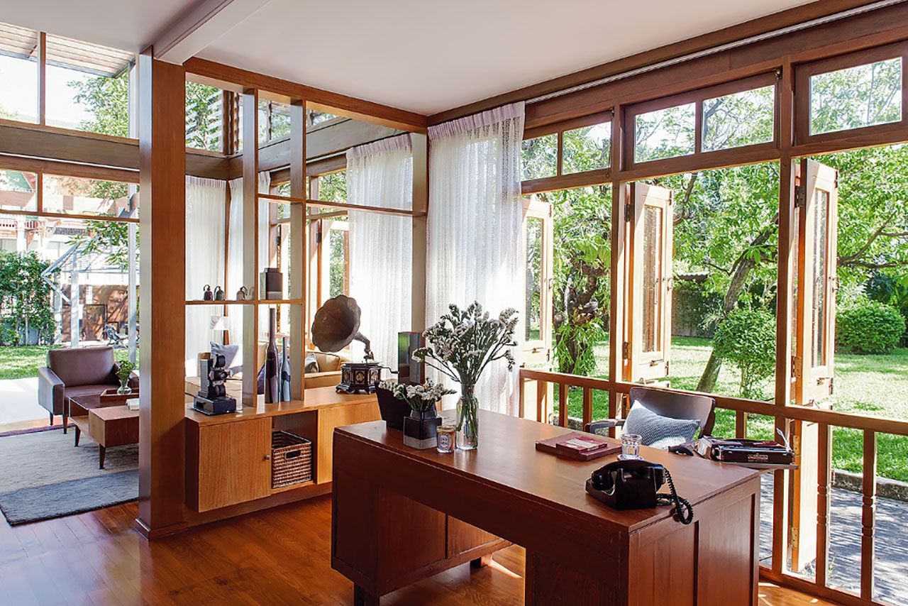 หากต้องการเปิดมุมมองและเปิดรับลมเย็นๆ ไปพร้อมกัน แนะนำให้ทำหน้าต่างบานใหญ่เต็มแนวผนัง และไม่ควรนำเฟอร์นิเจอร์หรือสิ่งของไปตั้งขวางทิศทางการเข้า – ออกของลม