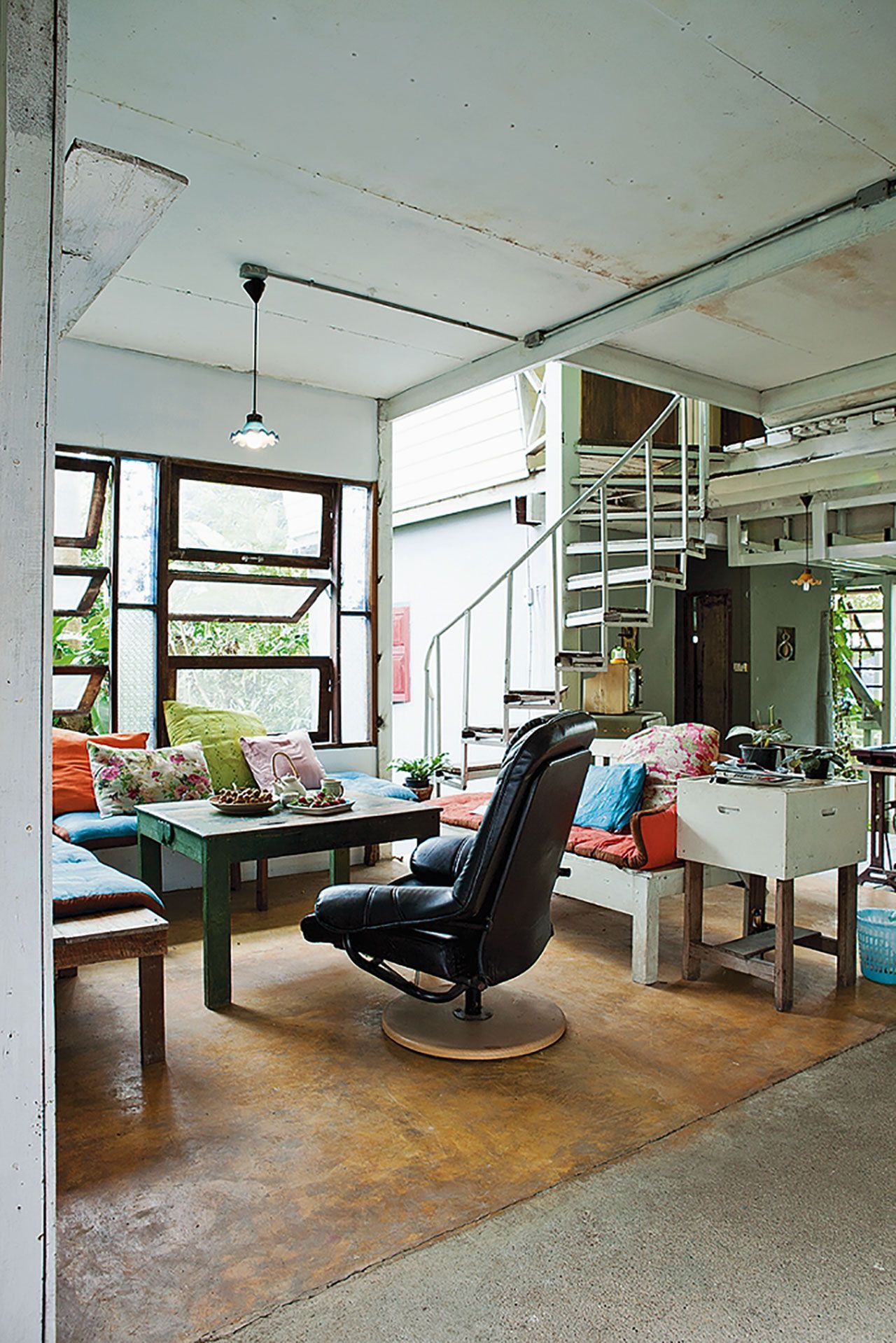 หน้าต่างแบบบานกระทุ้งก็เป็นไอเดียที่น่าสนใจ เพราะนอกจากจะนำแสงและลมเข้ามาสู่พื้นที่ภายในบ้านแล้ว ยังช่วยป้องกันฝนสาดได้อีกทาง