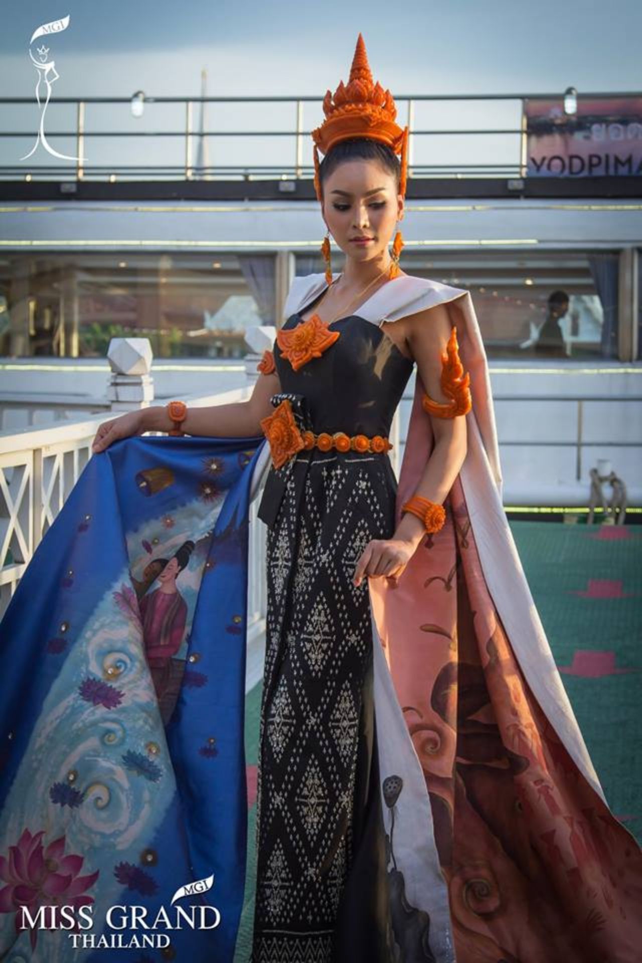 ส้ม สุภัสสร มิสแกรนด์อุบลราชธานี 2017 งดงามในผ้าไทยในชื่อชุด อุบลตระการตา เทียนพรรษาตระการธรรม