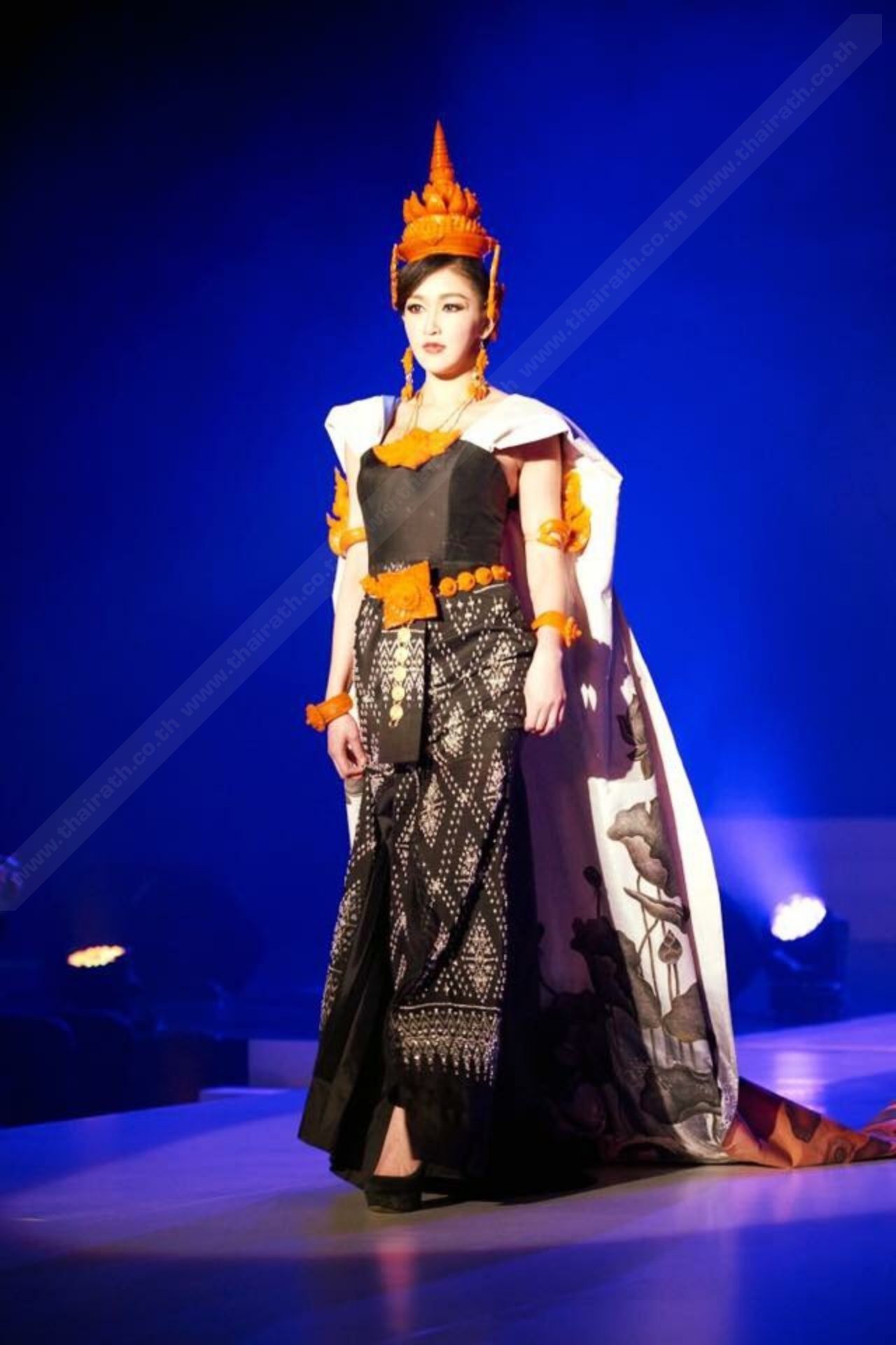 สวยงามแบบผ้าไทยในชุด อุบลตระการตา เทียนพรรษาตระการธรรม