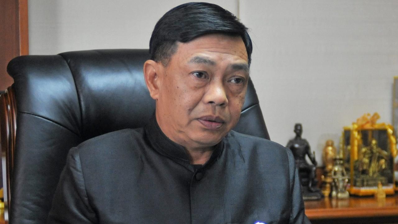 นายอลงกรณ์ พลบุตร