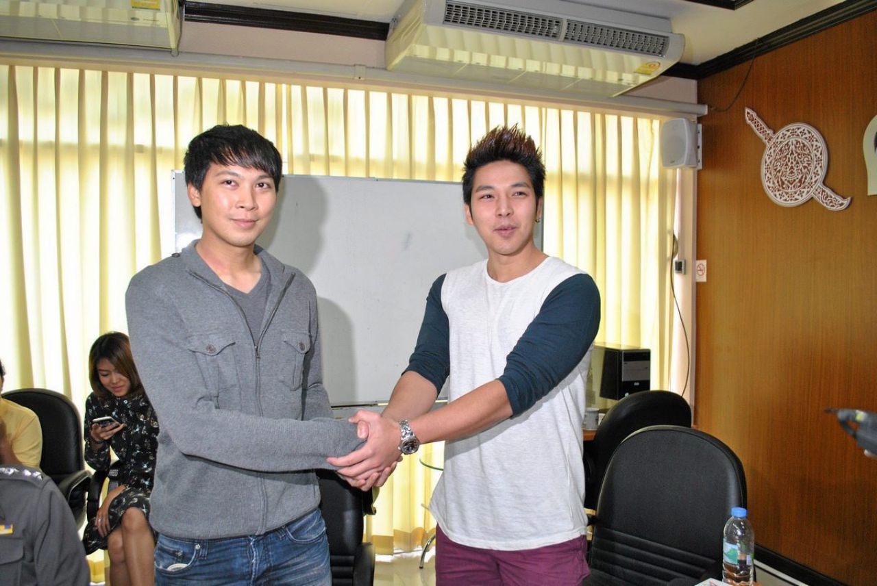 ดีเจเก่งและคู่กรณีชนท้ายจับมือกัน