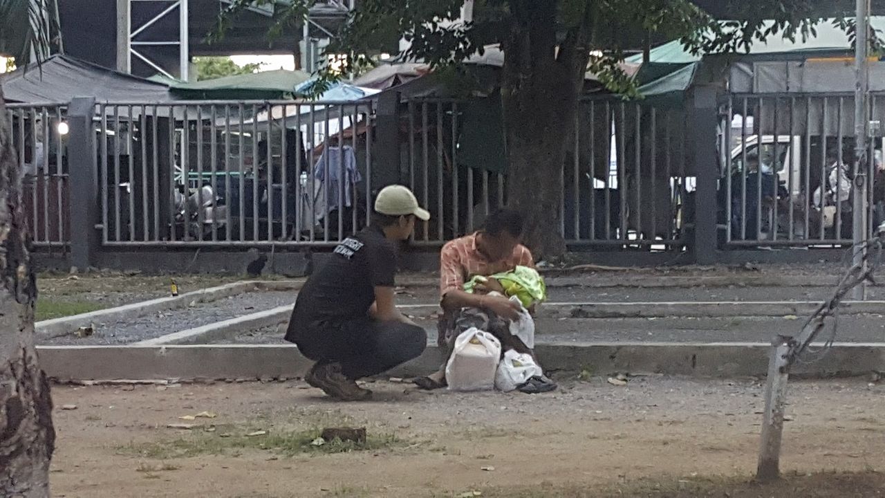 จ.ส.ต.ปฏิวัติ ทะวาปี พูดคุยกับหนุ่มพ่อลูกอ่อน