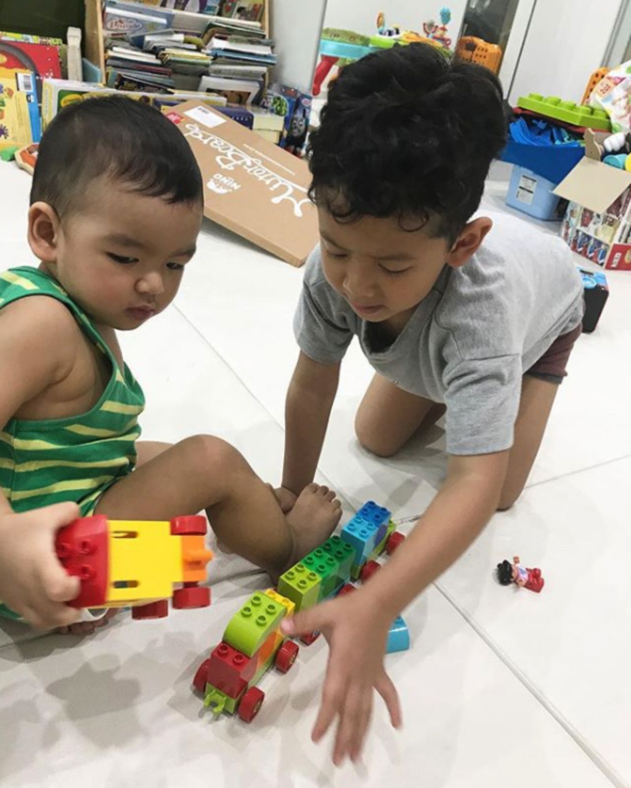 พี่เล่นกับน้อง