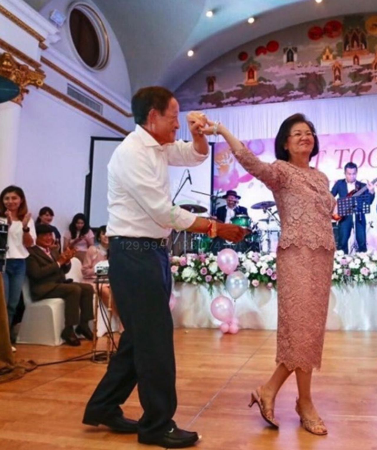 เต้นรำ พ่อก็ชอบเต้นกับแม่