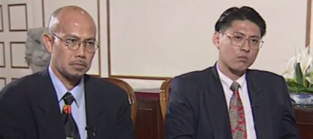 (ซ้ายมือ) สุทธิชัย หยุ่น 