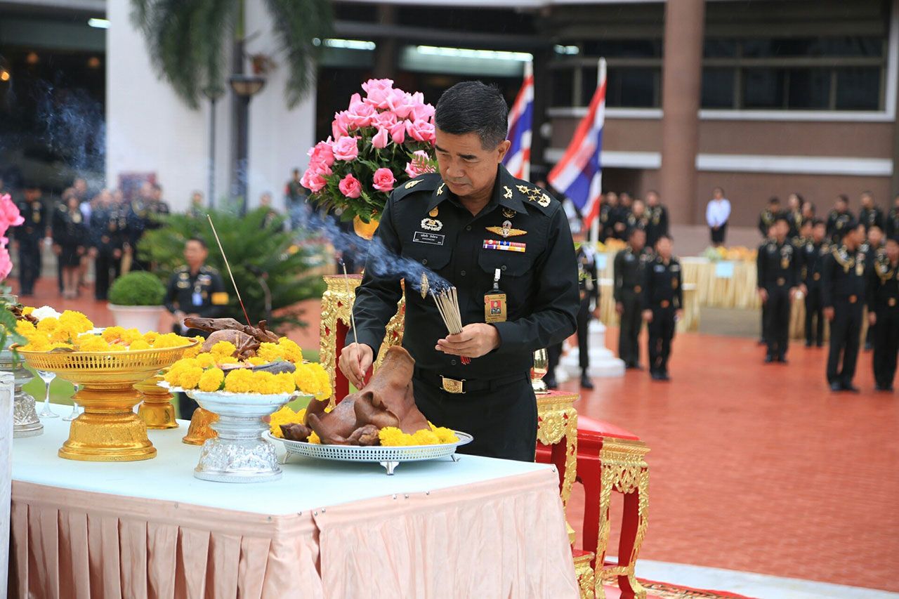 สักการะพระบรมรูปเสด็จพ่อ ร.5
