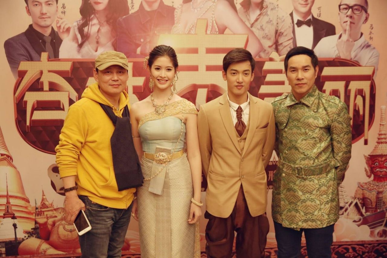 ร็อค ขวัญลดา ในวันเปิดตัวหนัง สิ้นหลินไท๋เหมยลี่ ที่เมืองเสิ่นหยาง จีน (ขวามือสุดเสื้อเขียว) เอฟ นนทพัฒน์ ศรีวิชัย