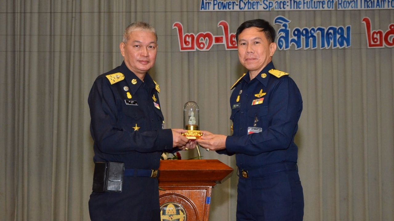 บิ๊กจอม มอบรางวัล