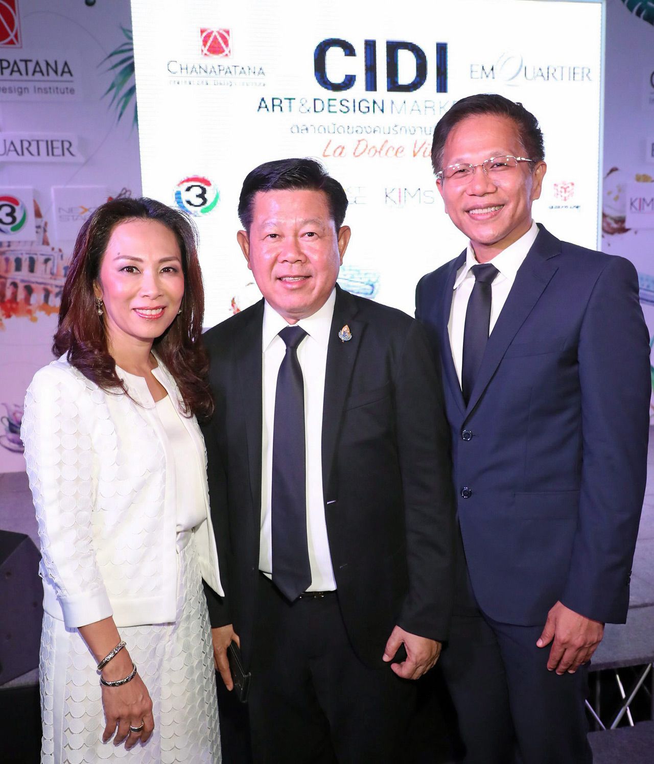 สุธาวดี ศิริธนชัย จาก ดิ เอ็มควอเทียร์, สุรพล ชามาตย์ จากกระทรวงอุตสาหกรรม, ศ.(พิเศษ)ดร.สาคร สุขศรีวงศ์ ร่วมชมงาน.