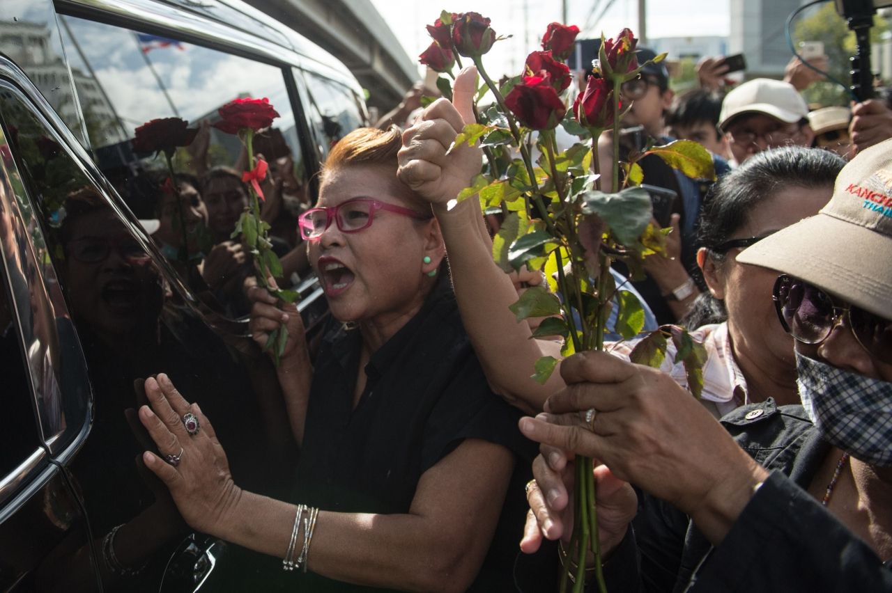 ผู้สนับสนุนที่ชุมนุมอยู่ด้านนอกศาลฏีกาฯ กรูกันเข้าไปที่รถตู้สีดำ เข้าใจผิดคิดว่านางสาวยิ่งลักษณ์ ชินวัตร นั่งมาในรถคันนี้ เมื่อเช้า 25 ส.ค.60