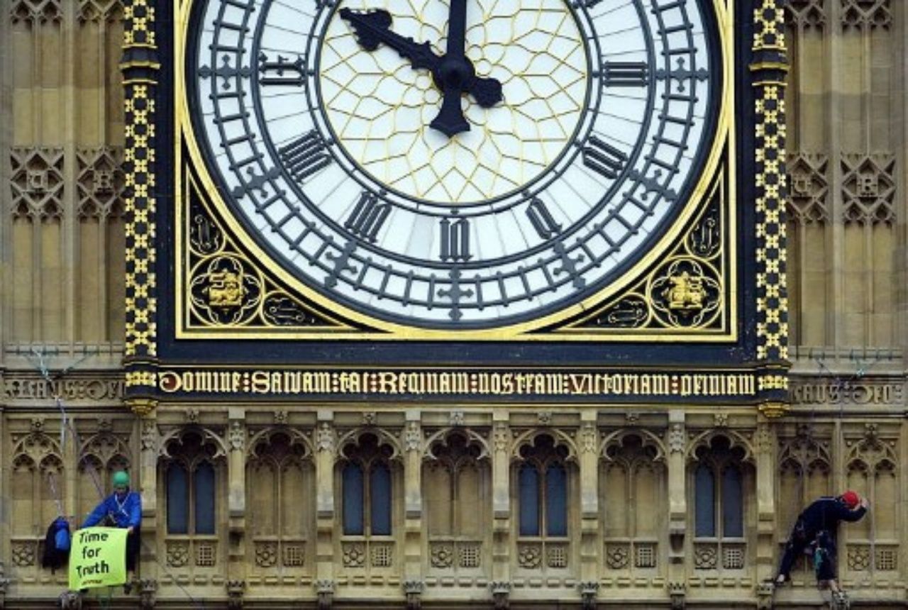 มีตัวหนังสือภาษาละตินอยู่ใต้หน้าปัดนาฬิกาด้วย