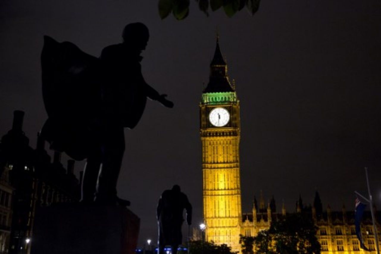 มีแสงไฟเหนือหน้าปัดนาฬิกาหอคอยเอลิซาเบธ หมายความว่าเหล่าส.ส. กำลังประชุมสภา
