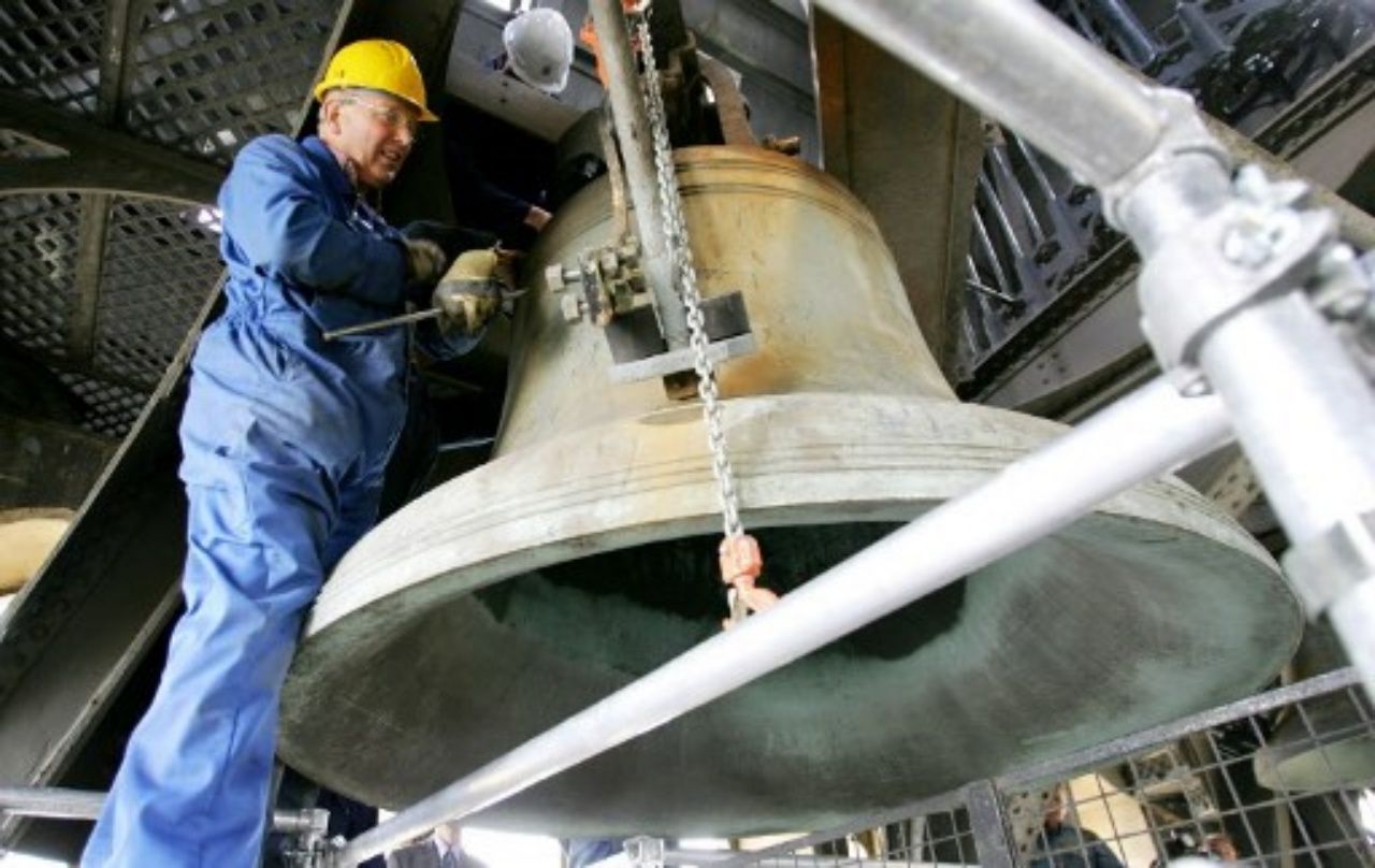 เจ้าหน้าที่ตรวจสอบระฆังใบเล็กที่อยู่ใต้บิ๊กเบน