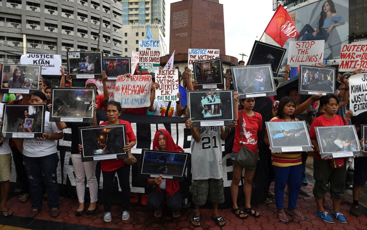 ชาวฟิลิปปินส์ออกมาเดินขบวนประท้วงเรียกร้องความเป็นธรรมให้แก่เหยื่อสงครามยาเสพติดของประธานาธิบดีดูเตร์เต หลังมีผู้ถูกสังหารถึง 91 คนในสัปดาห์นี้
