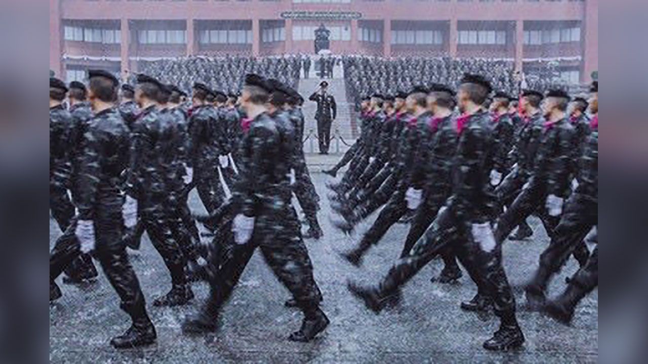 น้องปี 1 สวนสนามต่อหน้ารุ่นพี่ ก่อนเข้ารับกระบี่สั้น