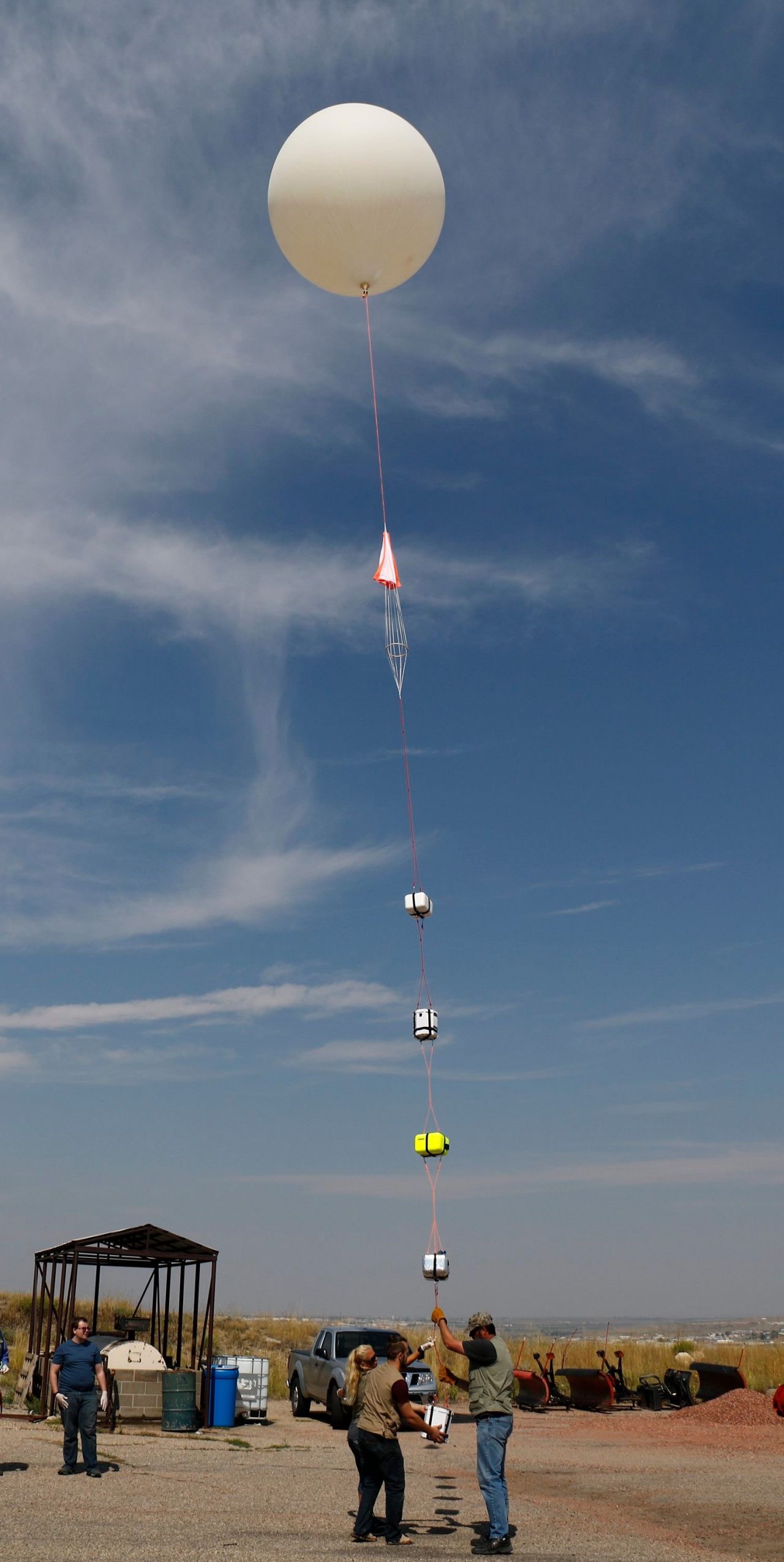 นักศึกษาสังกัดองค์การนาซา ส่งบอลลูนขึ้นฟ้า เพื่อบันทึกภาพสุริยุปราคาจากขอบอวกาศ ที่รัฐไวโอมิง