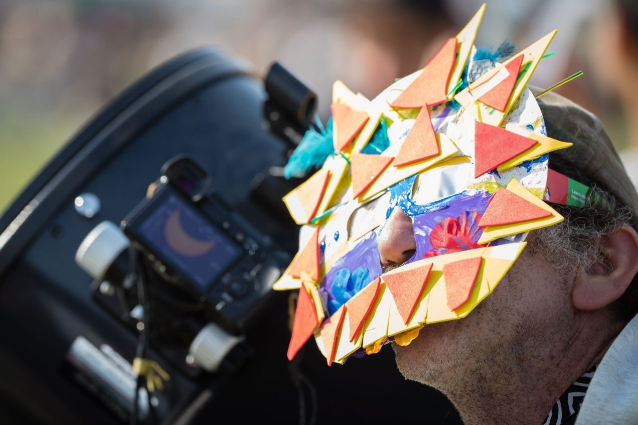 ชาวอเมริกันผู้คลั่งไคล้สุริยุปราคา มองการเกิดปรากฏการณ์ทางดาราศาสตร์ที่เกิดขึ้นยากนี้ผ่านแว่นแฟนซีของเขา