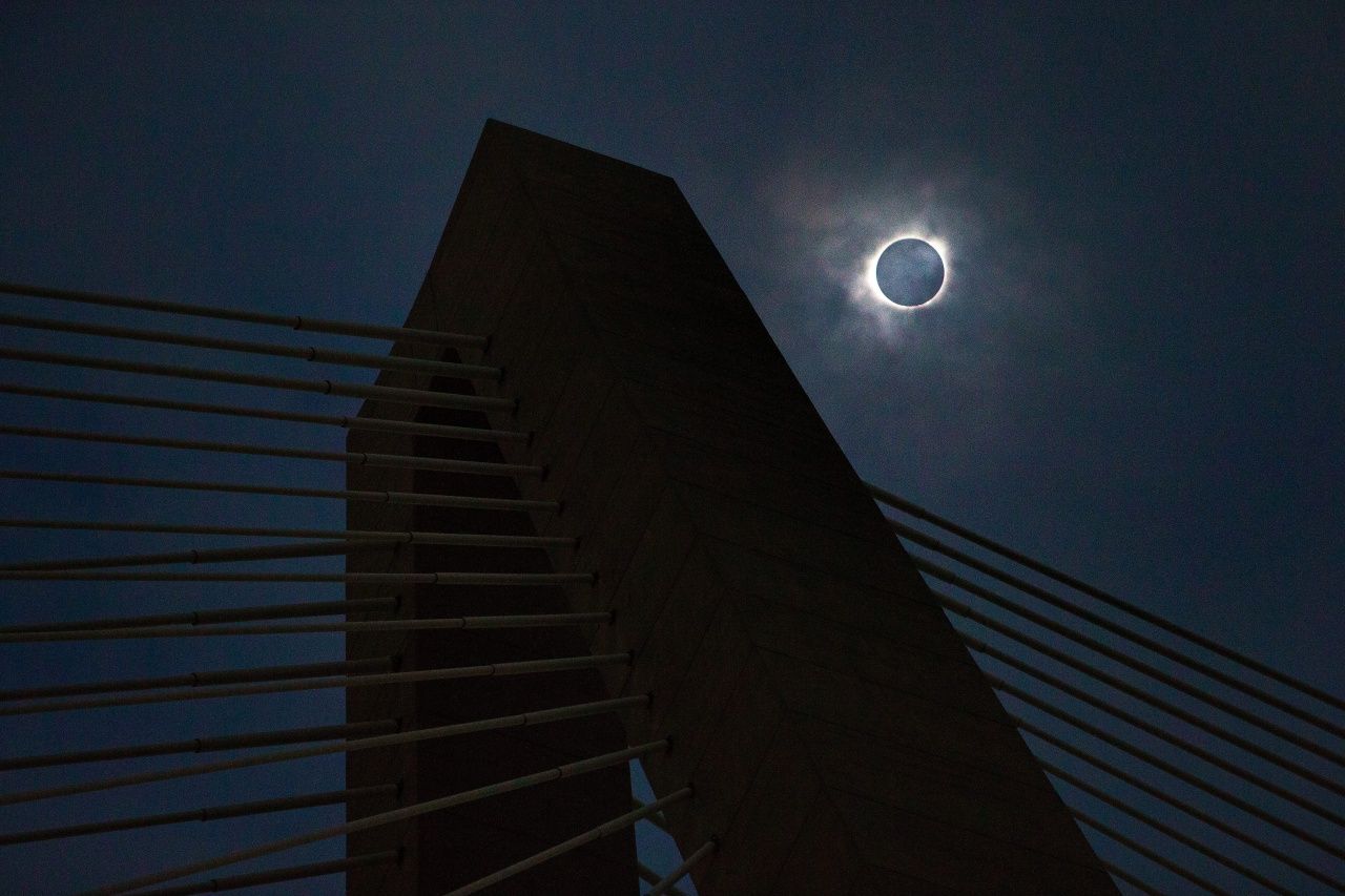 ราหูอมตะวันเหนือสะพานราเวเนล ในเมืองชาร์ลส์ตัน รัฐเซาท์แคโรไลนา