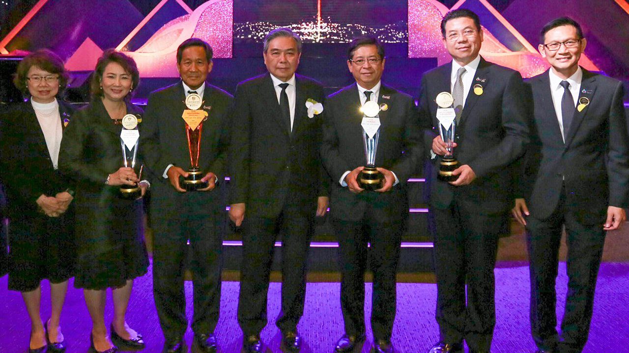 สุดยอด  -  อภิศักดิ์ ตันติวรวงศ์ รมว.คลัง แสดงความยินดีแก่ ดร.ปิยสวัสดิ์ อัมระนันทน์ ปธ.กก.ปตท. และ เทวินทร์ วงศ์วานิช กก.ผจก.ใหญ่ ปตท. ในโอกาสรับรางวัลรัฐวิสาหกิจยอดเยี่ยมปี 2560 พร้อม 3 รางวัลดีเด่น โดยมี วิรัตน์ เอื้อนฤมิต มาร่วมงานด้วย ที่ รร.เซ็นทาราแกรนด์ เซ็นทรัลเวิลด์ วันก่อน.