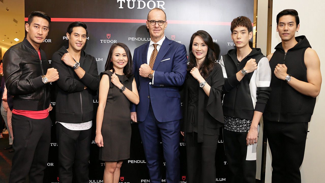รุ่นใหม่  -  ยูกิ ศรีกาญจนา เปิดร้าน “Tudor X Pendulum Pop-Up Store” พร้อมแนะนำนาฬิการุ่น Black Bay คอลเลกชั่นใหม่ล่าสุดจากแบรนด์ Tudor โดยมี ไอรีน งู, คริส กิสซี่, ณวัฒน์ กุลรัตนรักษ์, จรณ โสรัตน์ และ ดาวิชญ์ กรีพลฤกษ์ มาร่วมงานด้วย ที่สยามพารากอน วันก่อน.