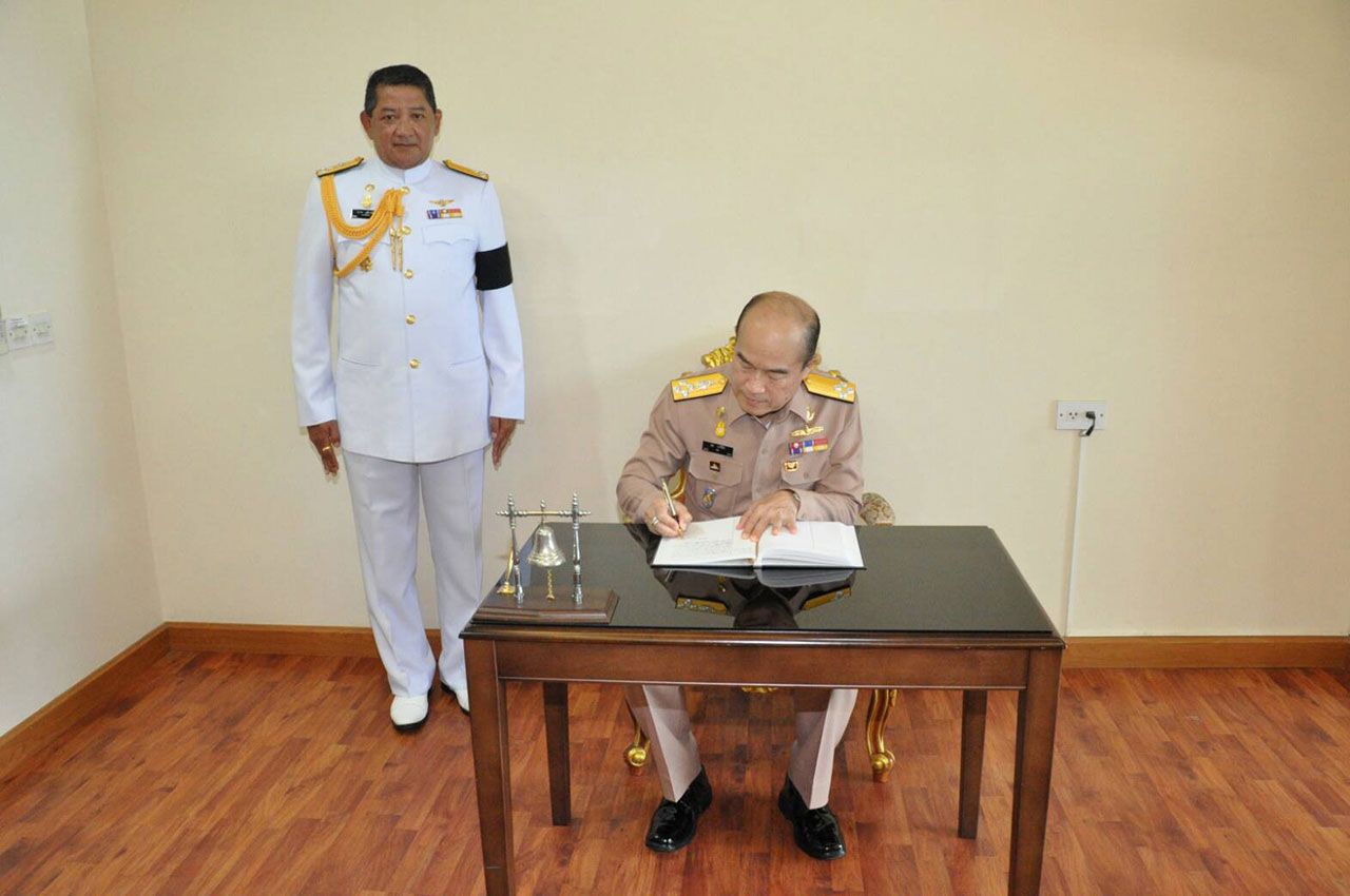 ลงนามในหนังสือเยี่ยมหน่วยและอำลา