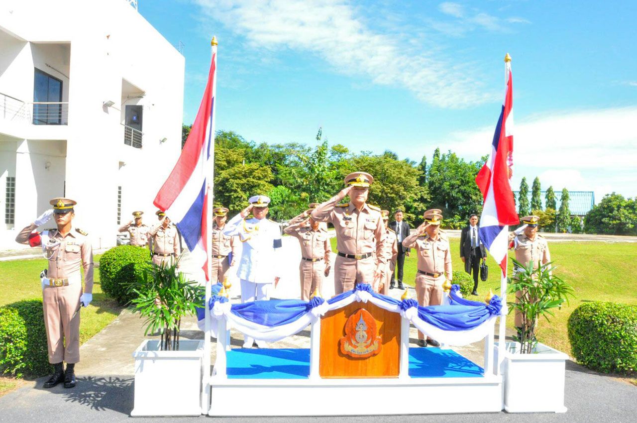 บิ๊กณะ ขึ้นแท่นรับความเคารพ