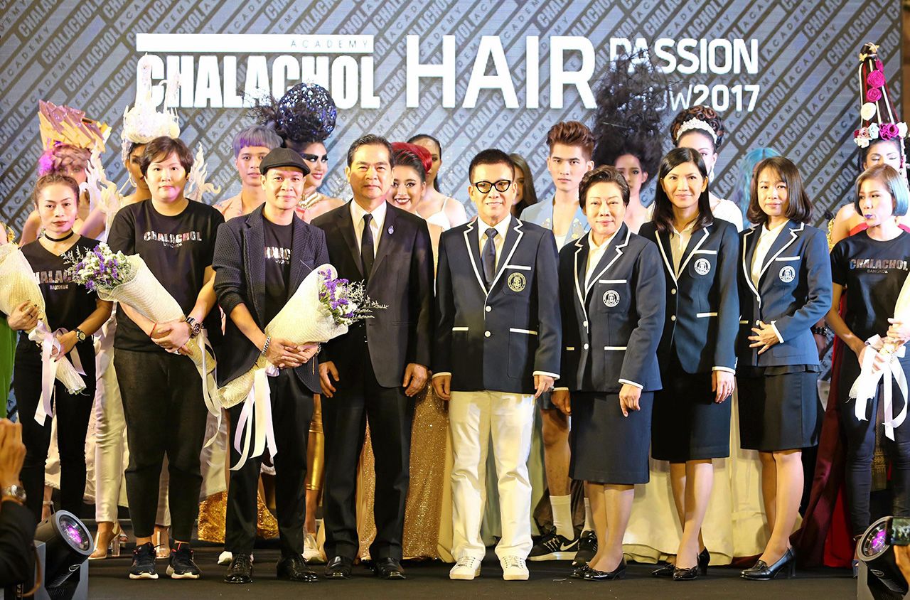 วีระชัย ศรีขจร ผอ.สถาบันคุณวุฒิวิชาชีพ  (องค์การมหาชน), ดร.สมศักดิ์ ชลาชล และคณะอาจารย์ ร่วมยินดีกับนักเรียนที่จบการศึกษารุ่นที่ 5 ของ ร.ร.เสริมสวยชลาชล.