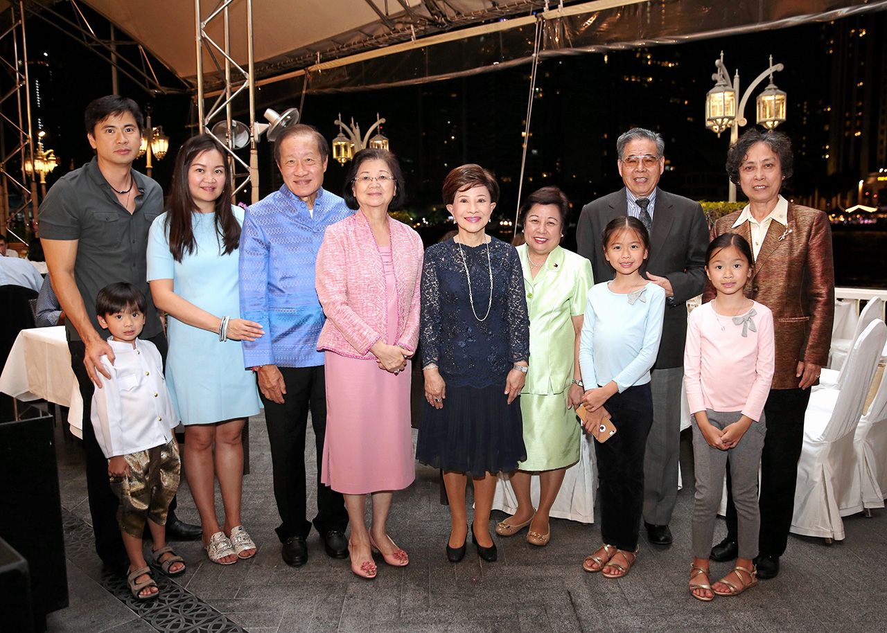 ลอยกระทง ประยุทธ-สุวิมล มหากิจศิริ ชวน ท่านผู้หญิงวิระยา ชวกุล และ จอสลิน เอส บาทูน-การ์เซีย ทูตฟิลิปปินส์ มาร่วมงานเทศกาลลอยกระทงสืบสานประเพณีไทย โดยมี ปิยพัฒน์-อุษณีย์ วรวณิช มาร่วมงานด้วย ที่ริมแม่น้ำเจ้าพระยา รร.แมนดาริน โอเรียนเต็ล วันก่อน.