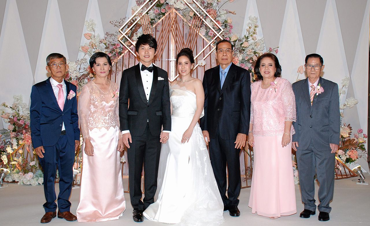 วิวาห์ชื่นมื่น สมบูรณ์ งามลักษณ์ สมาชิกสภานิติบัญญัติแห่งชาติ เป็นประธานในงานวิวาห์ ระหว่าง วศินี บุตรี ศุภสิทธิ์-จุไรรัตน์ มโนหรทัต กับ วิสุทธิ์ บุตร สุภโชค-บุญน้อม โชคนาคะวโร ท่ามกลางความปลื้มปีติของผู้มาร่วมอวยพร ที่โรงแรมสยามเคมปินสกี้ ค่ำวันก่อน.