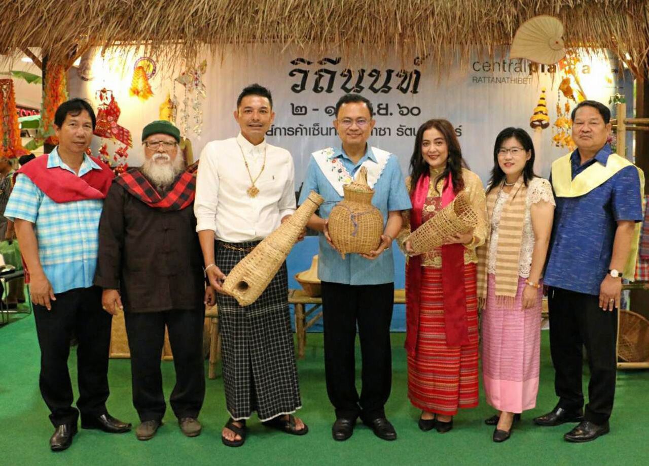ตามไปดู ชลธี ยังตรง รอง ผวจ.นนทบุรี เปิดงาน “วิถีนนท์ 2560” สัมผัสกับบรรยากาศวิถีชีวิตวันวานของชาวมอญ พร้อมเลือกซื้อสินค้ากว่า 100 ร้านค้า โดยมี วันเพ็ญ กอบัวแก้ว, สถาพร สุทธิลออ และ จุไรรัตน์ ชัยทวีทรัพย์ มาร่วมงานด้วย ที่เซ็นทรัลพลาซา รัตนาธิเบศร์ วันก่อน.