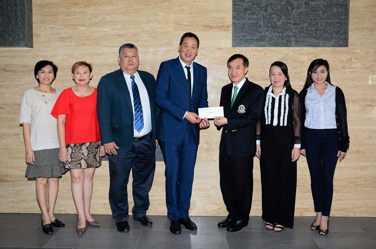 แสนสิริจัดให้ เศรษฐา ทวีสิน กก.ผจก.ใหญ่ แสนสิริ มอบเงินจำนวน 500,000 บาท ให้แก่ สราวุธ วัชรพล เพื่อสมทบทุนมูลนิธิไทยรัฐ โดยมี ไพฑูร ชุติมากรกุล, พรพรรณ พจนพริ้ง, ไพลิน ศิริพัฒน์, ภาวดี สังข์ทองจีน และ ศศิธร แย้มศิลา มาร่วมในพิธีด้วย ที่ สนง.นสพ.ไทยรัฐ วันก่อน.