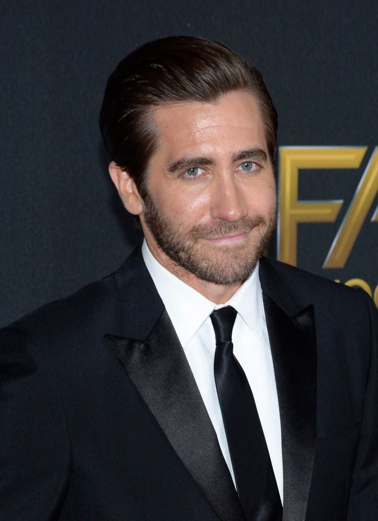 ซูมใกล้ๆ เห็นริ้วรอยแห่งวัยอยู่ 