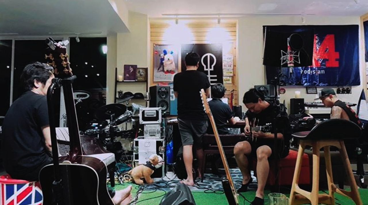 เพื่อนมาเต็มบ้าน