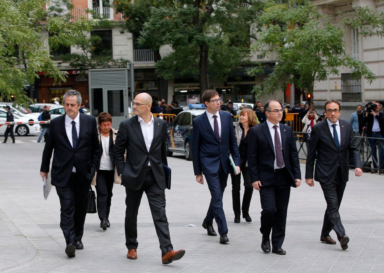 อดีตสมาชิกคณะรัฐมนตรีกาตาลุญญาที่ถูกปลดจากตำแหน่ง เดินทางมาให้ปากคำต่อศาลในกรุงมาดริด หลังอัยการฟ้องร้องพวกเขาข้อหากบฏ