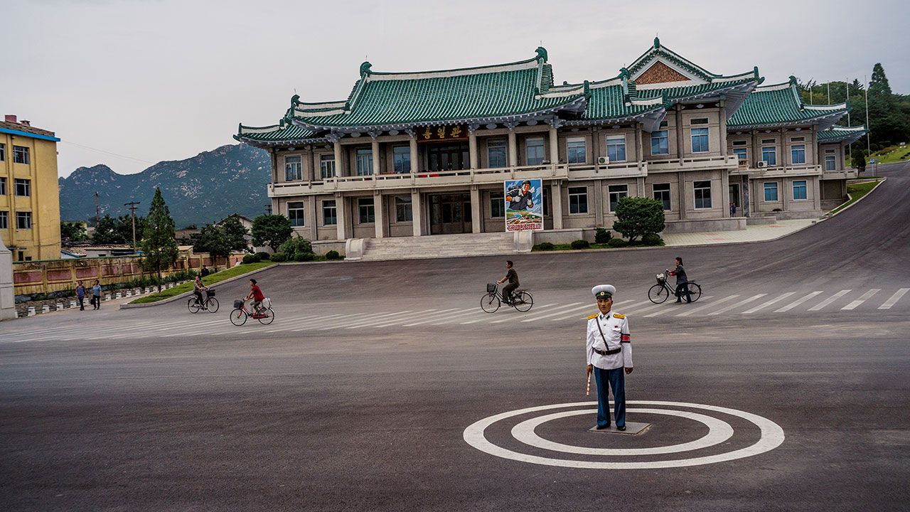 ตำรวจจราจรยืนอยู่กลางสี่แยกในแกซอง เมืองที่เคยเป็นราชธานีของราชวงศ์โกเรียวในช่วงศตวรรษที่ 10-14 ปัจจุบัน เมืองนี้เป็นที่ตั้งของมรดกโลก 12 แห่ง ซึ่งรวมถึงปราสาทราชวังและและสุสาน