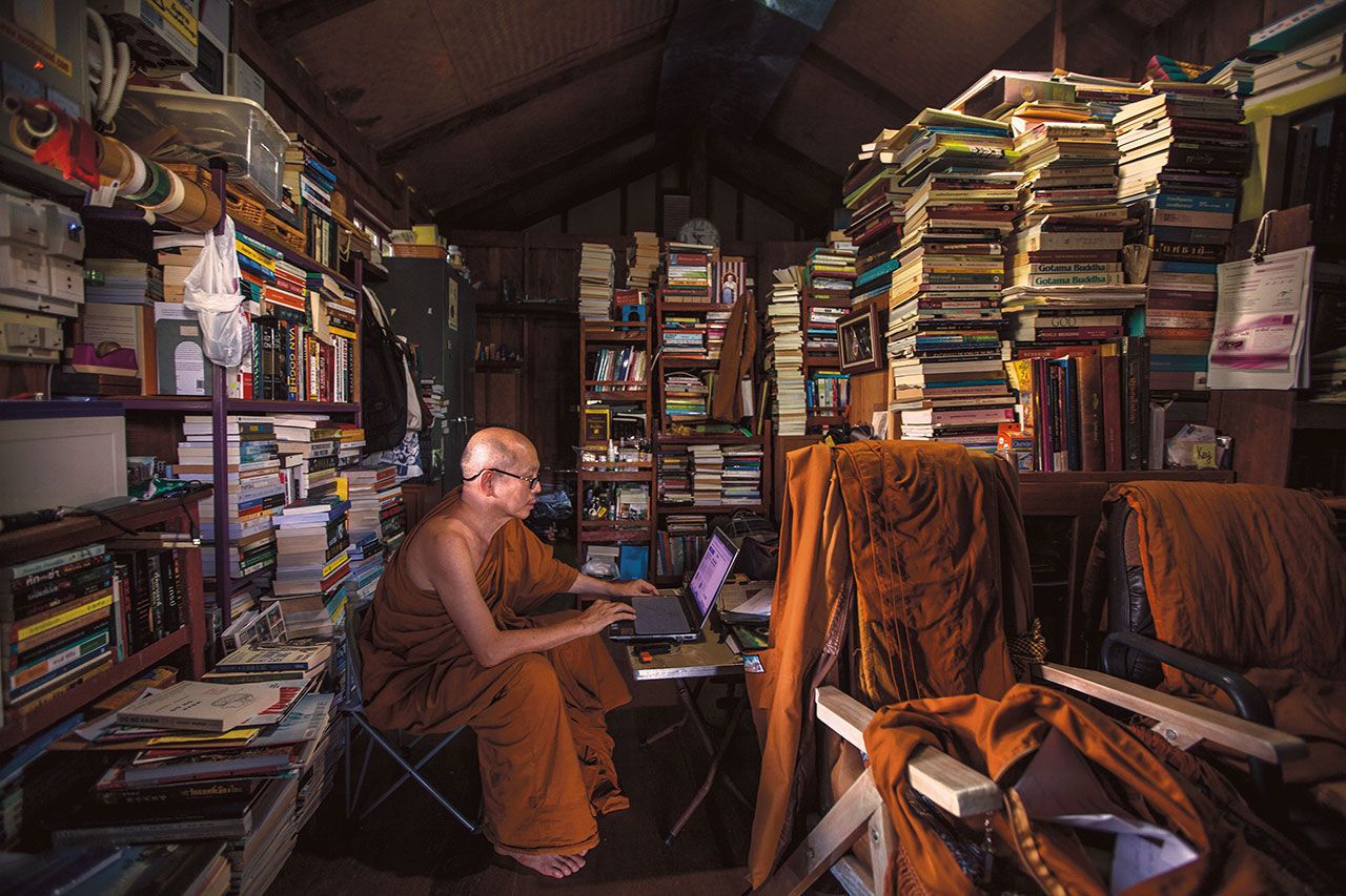 ที่วัดป่ามหาวันหรือภูหลง กุฏิของพระไพศาลเต็มไปด้วยกองหนังสือมากมายซึ่งเป็นแหล่งข้อมูลสำคัญสำหรับงานเขียนและการบรรยายธรรม นอกเหนือจากข้อมูลที่ค้นจากอินเทอร์เน็ต จนถึงปัจจุบัน พระไพศาลมีหนังสือที่เขียน แปล และเป็นบรรณาธิการเกือบ 400 เล่ม