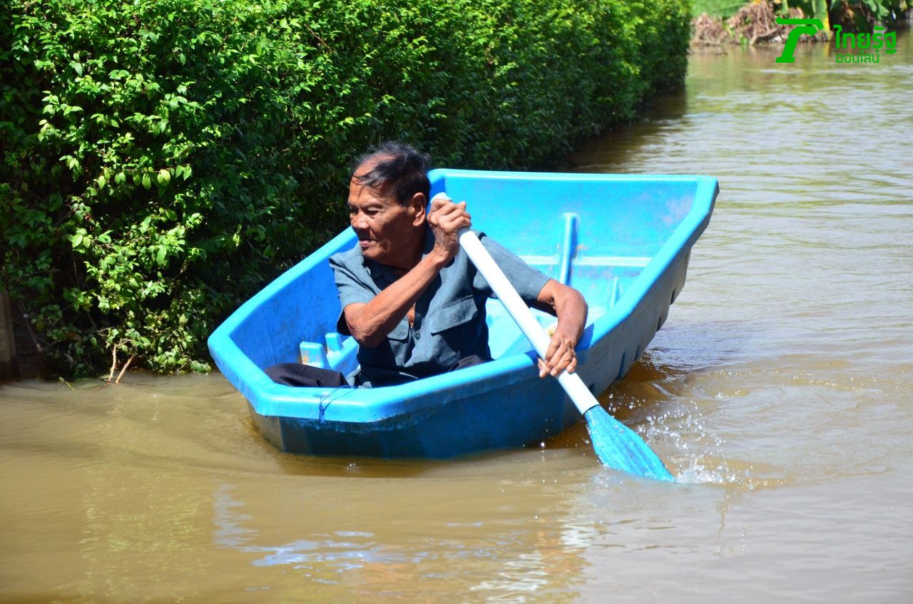 ตาวิน กำลังพายเรือกลับบ้าน