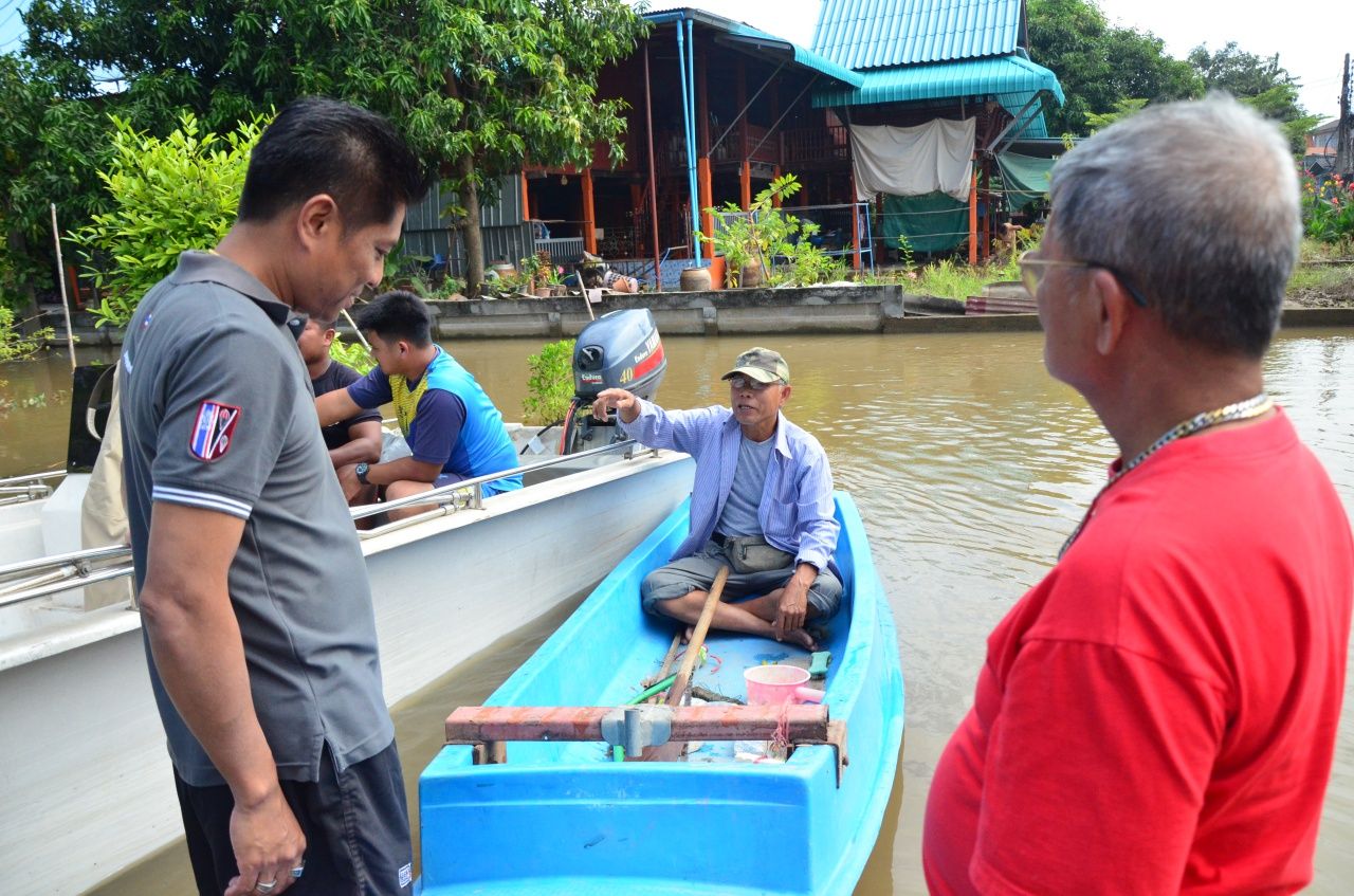 นายชูเกียรติ บุญมี นายกเทศมนตรีเทศบาล ต.บางบาล (เสื้อเทา) พูดคุยกับชาวบ้าน