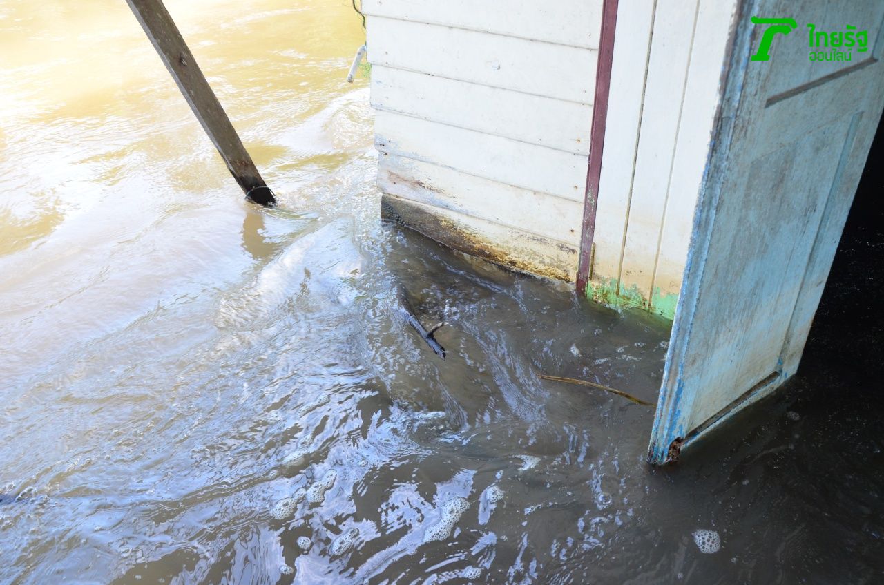 น้ำไหลบ่าเข้าบ้าน