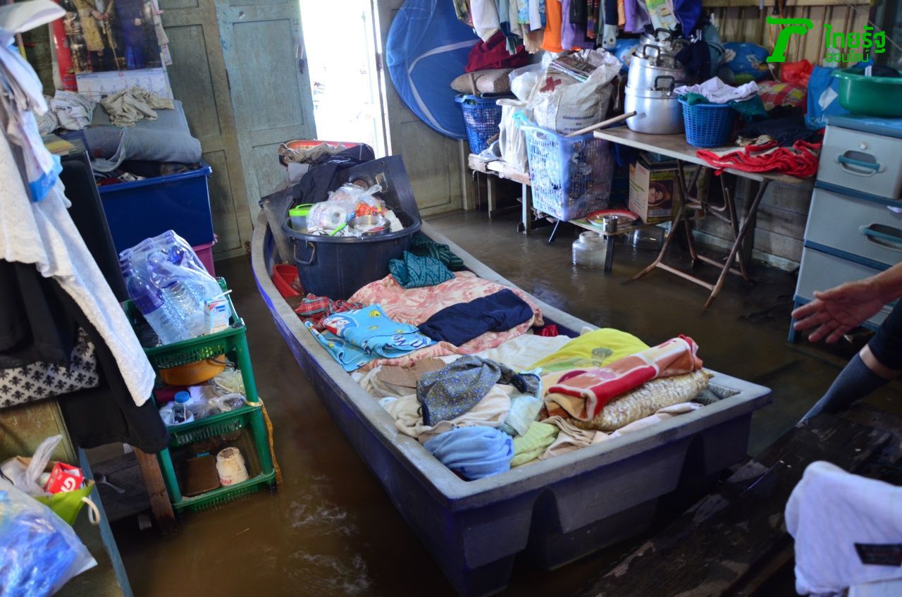พื้นบ้านน้ำท่วม ต้องนอนบนเรือ