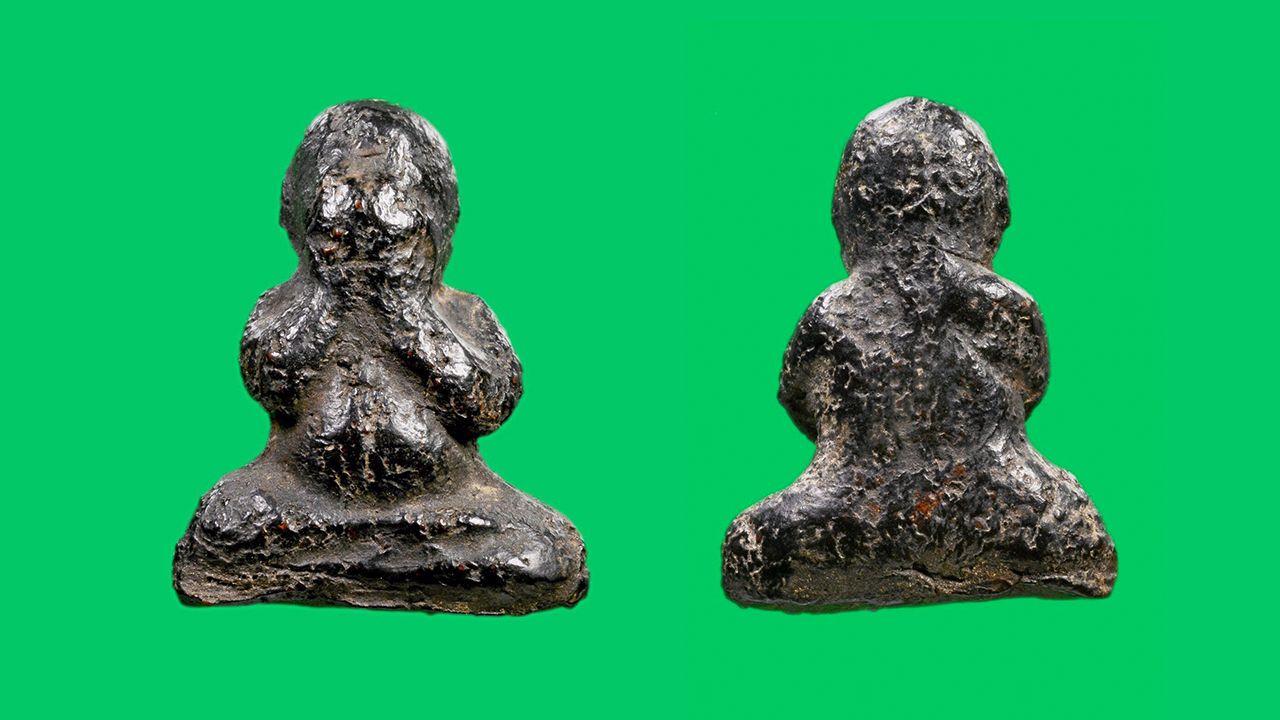 พระปิดตา เนื้อผงจุ่มรัก พิมพ์ชะลูด หลวงปู่เอี่ยม วัดสะพานสูง ของอิทธิ ชวลิตธำรง.