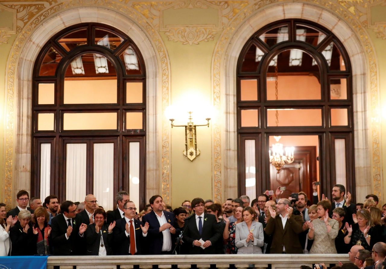 คาร์เลส ปุยจ์เดอมองต์ และเหล่าสมาชิกสภากาตาลุญญาประกาศเรื่องการแยกเอกราชจากสเปนอย่างเป็นทางการ