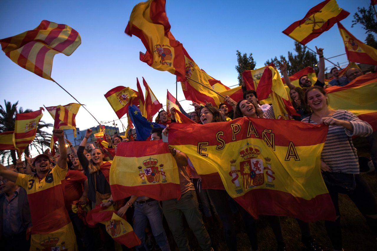 กลุ่มผู้สนับสนุนให้กาตาลุญญาเป็นส่วนหนึ่งของสเปนต่อไป ออกมาฉลองในเมืองบาร์เซโลนา หลังรัฐบาลกลางเข้าขัดขวางการแยกเอกราชเมื่อวันศุกร์