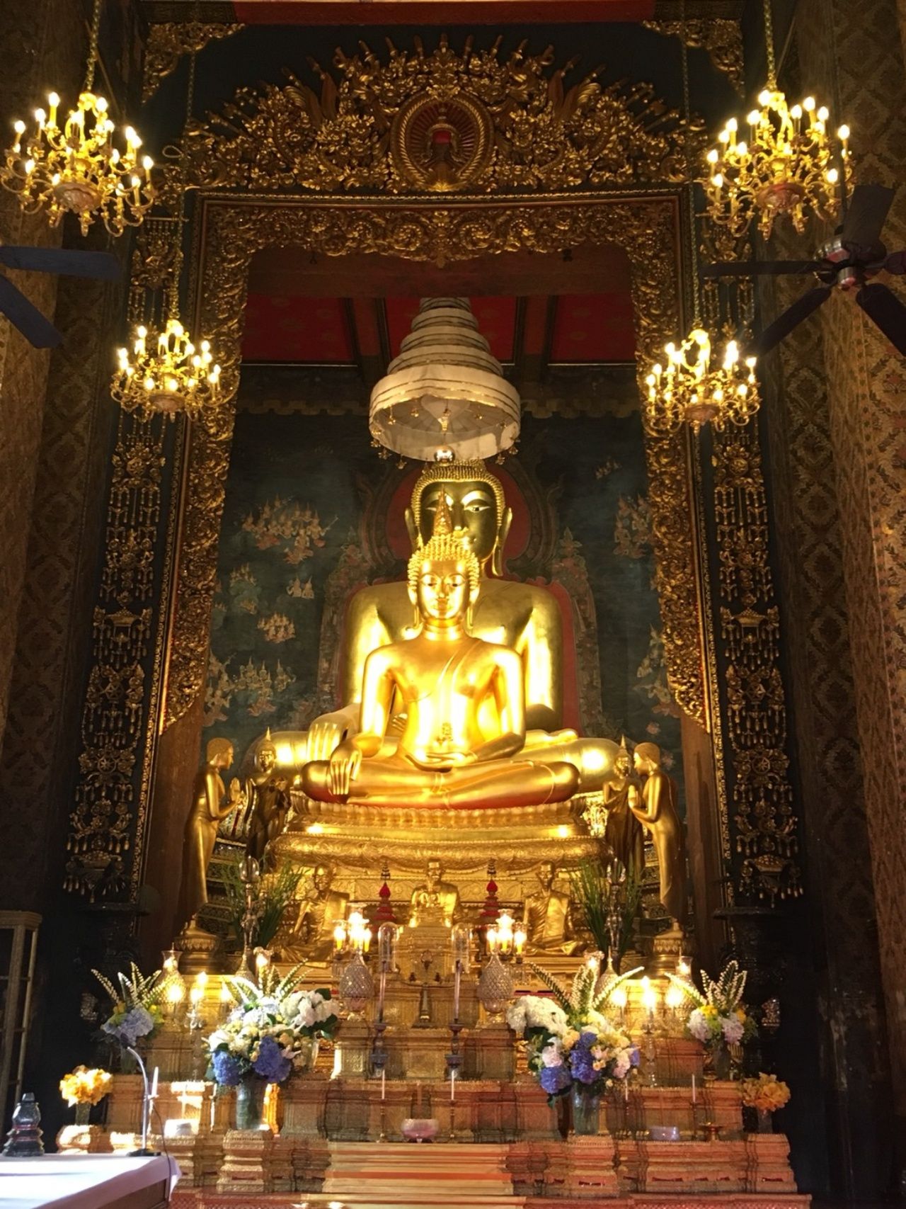 พระพุทธชินสีห์ องค์พระประธานภายในพระอุโบสถ วัดบวรนิเวศวิหาร ราชวรวิหาร